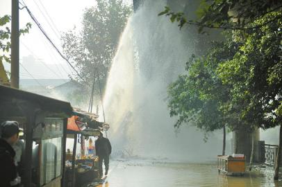 成都一施工地水管爆裂 喷起15米水柱街道成小河(图)